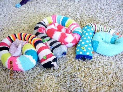 Snake Buddies: made with socks, beans and love.  A weighted sensory friend to take anywhere. Sock Snake, Sock Animals Tutorial, Diy Sock Toys, Snake Crafts, Holiday Hand Towels, Mismatched Socks, Sock Dolls, Sock Toys, Diy Socks