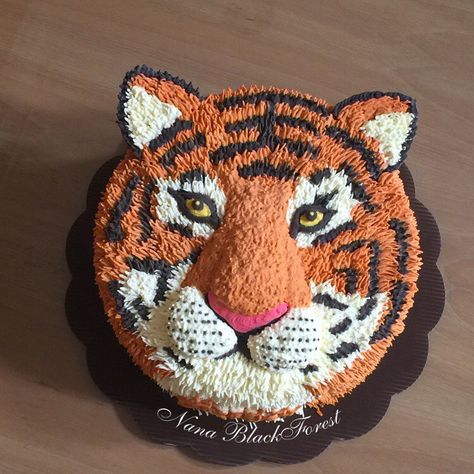 🐯#tigercake #freshcream #nanablackforest Tiger Cakes, One Year Birthday Cake, Banana Mug Cake, Tiger Cake, Novelty Birthday Cakes, Tiger Birthday, Cartoon Cake, Animal Cakes, Childrens Birthday Cakes