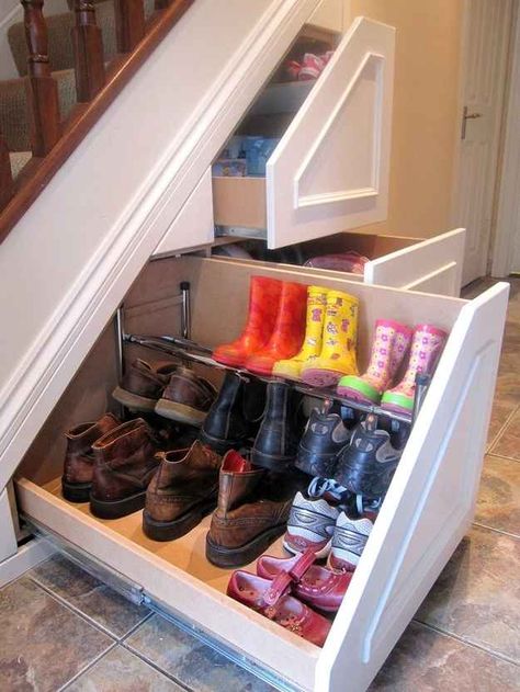 "31 Insanely Clever Remodeling Ideas For Your New Home" A few of these might be helpful for small spaces Bedroom Organizing, تحت الدرج, Under The Stairs, Trendy Diy, Diy Bedroom, Shoe Racks, Understairs Storage, Stair Storage, Diy Decorations