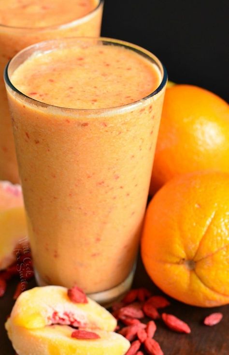 Creamy Peach and Goji Berry Smoothie Goji Berry Smoothie, Gogi Berries, Goji Berry Recipes, Benefits Of Organic Food, Goji Berry, Berries Recipes, Healthy Food Options, Mango Smoothie, Berry Smoothie