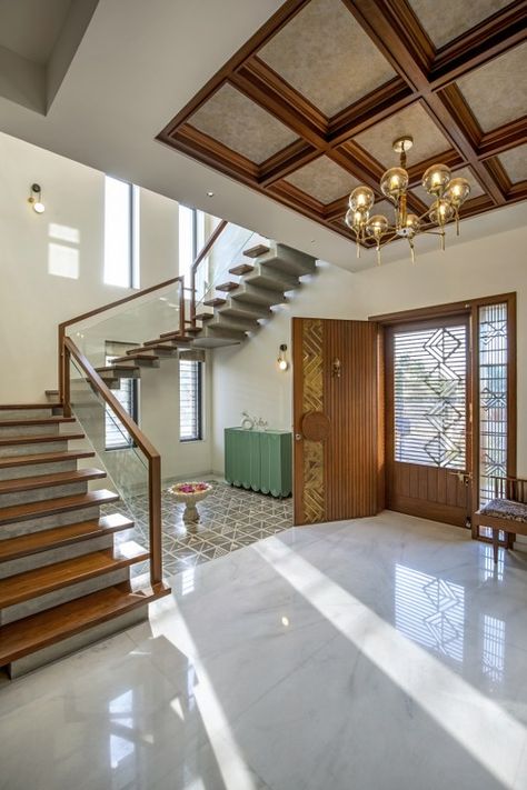 House Hall Design, Staircase Interior Design, Design Hall, Staircase Design Modern, Stairs Design Interior, Wall Decoration Ideas, Indian Home Design, Stairs Design Modern, Hall Interior Design