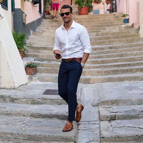 What to Wear to an Interview to Increase Your Chance of Success White Shirt Outfits, Mens Fashion Smart, Mens Fashion Blog, Classy Men, Traje Casual, Trendy Summer Outfits, Sharp Dressed Man, Mens Fashion Summer, Blue Pants