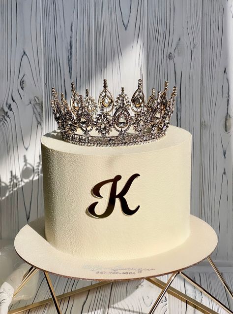 Expensive Cakes Birthday, Glamorous Cakes Birthday, 21st Birthday Cake Classy, Tortas Aesthetic Vintage, Luxury Cakes Birthday For Women, White Bday Cake, Birthday Cake With Crown, Luxury Birthday Cake, Queen Birthday Cake