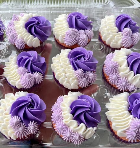 Purple And White Cupcakes, Purple Cupcakes Ideas, Beautiful Cupcakes Birthday, Lavender Cakes, Cop Cake, Cupcake Icing Designs, Black And White Cupcakes, Deco Cupcake, Icing Designs