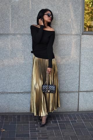 Gold Skirt Outfit Metallic, Gold Pleated Skirt Outfit, Metallic Pleated Skirt Outfits, Gold Skirt Outfit, Pleated Maxi Skirt Outfit, Metallic Skirt Outfit, Skirt Folds, Pleated Skirt Outfits, A Line Skirt Outfits