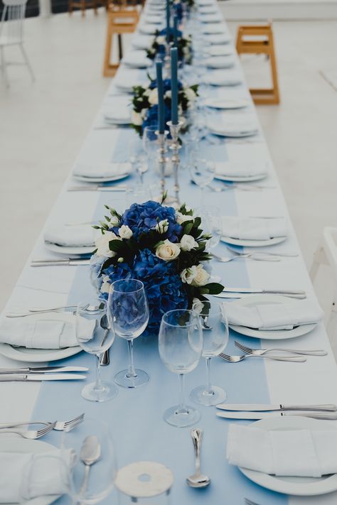 White And Blue Table Decorations, Blue And White Table Decorations Party, White Blue Table Setting, Blue Table Settings Party, Blue White Table Decor, Blue And White Wedding Table Flowers, White And Blue Decorations Party, Blue Flowers Decoration, Wedding In Blue