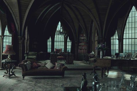 ImageFind images and videos about dark, room and harry potter on We Heart It - the app to get lost in what you love. Slytherin Common Room, Era Victoria, Stile Harry Potter, Gothic Room, Gothic Interior, Slytherin House, Hogwarts Aesthetic, Slytherin Aesthetic, Common Room