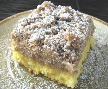 Make Copycat Starbucks Coffee Cake with This Easy Cake-Mix Hack Starbucks Coffee Cake, Coffee Cake Recipes, Starbucks Recipes, Think Food, Yellow Cake, Cake Mix Recipes, Yellow Cake Mixes, Piece Of Cake, Food Cakes