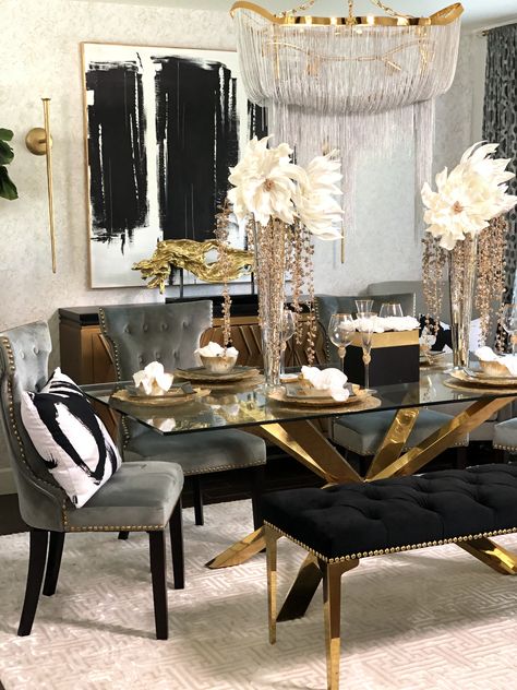 Grey velvet dinning chairs. #greychairs #chairs #dinningroom Dining Room Glam, Glam Dining Room, Glam Dining, Gold Dining Room, Tv Fal, Gold Dining, Gold Living Room, Glam Living Room, Dining Room Table Decor