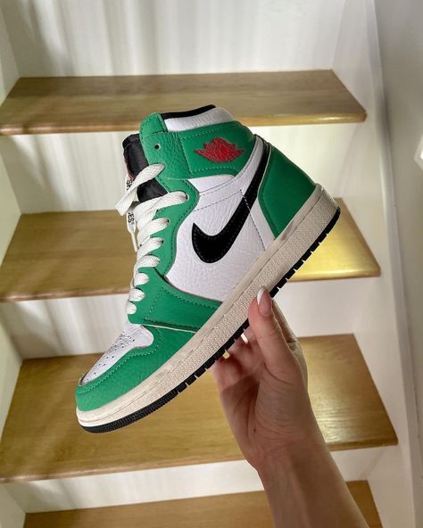 RESTOCKS on Instagram: “Can't get over these! 😍☘️ Raise your hand if you have these? ✋ 👟 Air Jordan 1 Retro High Lucky Green (W) 📸 @simona__s.k / @nadiaidder…” Sneaker Shoes Women, Green Basketball Shoes, Rick Owens Shoes, Green Jordans, Nike Air Jordan 1 High, Off White Sneakers, Nike Off White, Cheap Jordan, Nike Air Jordan 1 Retro