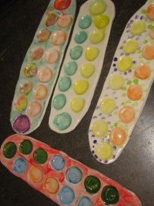 awesome idea for an African art lesson! clay mancala board, imagine how beautiful these could be... African Art For Kids, Mancala Board, Clay Workshop, Clay Projects For Kids, African Art Projects, Clay Lesson, Ceramic Cafe, Clay Classes, Pottery Lessons