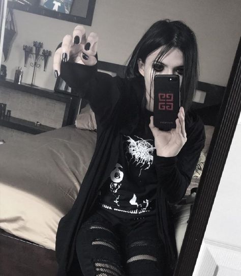 Metalhead Girl Outfits, Black Metal Fashion, Alt People, Metal Outfit, Metalhead Girl, Black Metal Girl, Gothic Outfit, Punk Style Outfits, Casual Goth