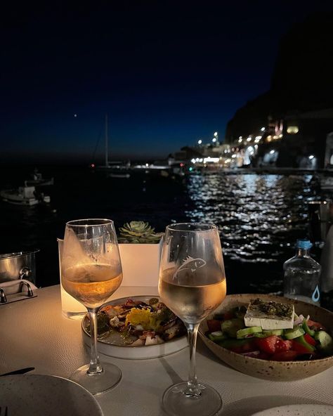 Restaurant Romantic, Dinner With A View, Italian Night, In The Pale Moonlight, Beach Dinner, Vacation Mood, Dinner Cruise, Clothes And Shoes, Romantic Night