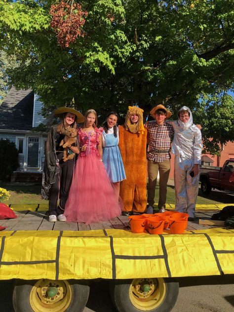 Wizard Of Oz Homecoming Float, Wizard Of Oz Parade Float Ideas, Wizard Of Oz Float Ideas, Homecoming Parade Floats, Wizard Of Oz Homecoming, Homecoming Float Ideas, Wizard Of Oz Dog, Wizard Of Oz Decor, Homecoming Floats