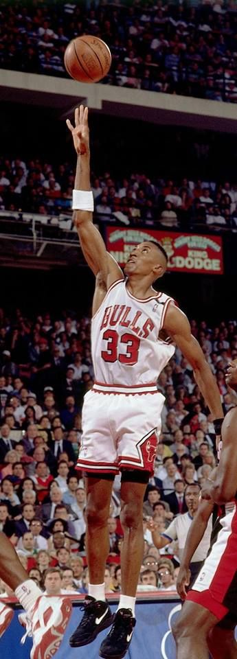 Scottie Pippen posts 24 pts, 10 ast & 9 reb as the Chicago Bulls take Game 1 of the NBA Finals Basketball Aesthetic, Basket Nba, Jordan Bulls, Basketball Photos, School Basketball, Scottie Pippen, Basketball Photography, Chicago Sports, Nba Pictures