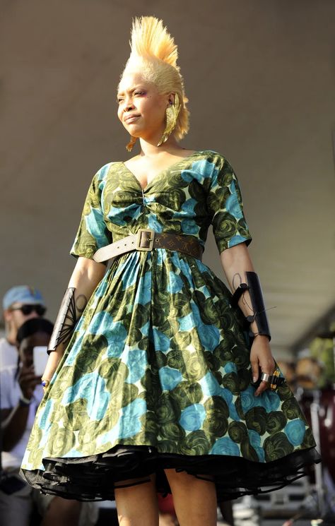 Erykah Badu Style Evolution: From Towering Head Wraps To Crazy Top Hats (PHOTOS) | HuffPost Life Erica Badu, Eccentric Outfits, Erykah Badu Style, Afrocentric Fashion, Style Evolution, Boho Life, Erykah Badu, Punk Rocker, Top Hats