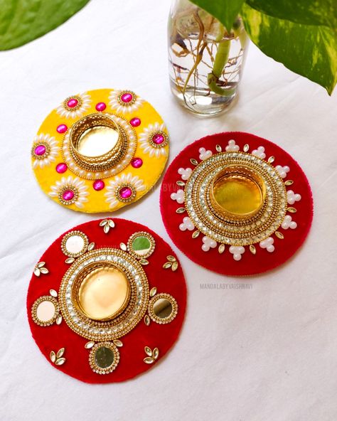 Diya Holder Decoration Ideas, Diwali Tea Light Holders, Cd Diya Decoration, Diya Plate Decoration Ideas, Diya Thali Decoration Ideas, Diya Holders Diy, Deewali Decoration Ideas, Big Diya Decoration Ideas, Mirror Toran