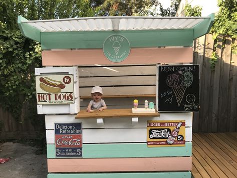 Selling Stand, Small Playground, Kids Restaurant, Outdoor Playhouses, Playhouse Ideas, Kids Restaurants, Made From Pallets, Cola Drinks, Sand Pit