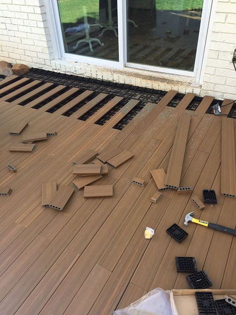 Lay decking over existing concrete yard - creative outdoor floor solutions Diy Patio Floor, Outdoor Patio Flooring Ideas, Deck Over Concrete, Balcony Tiles, Patio Floor, Laying Decking, Deck Flooring, Cement Patio, Concrete Patios