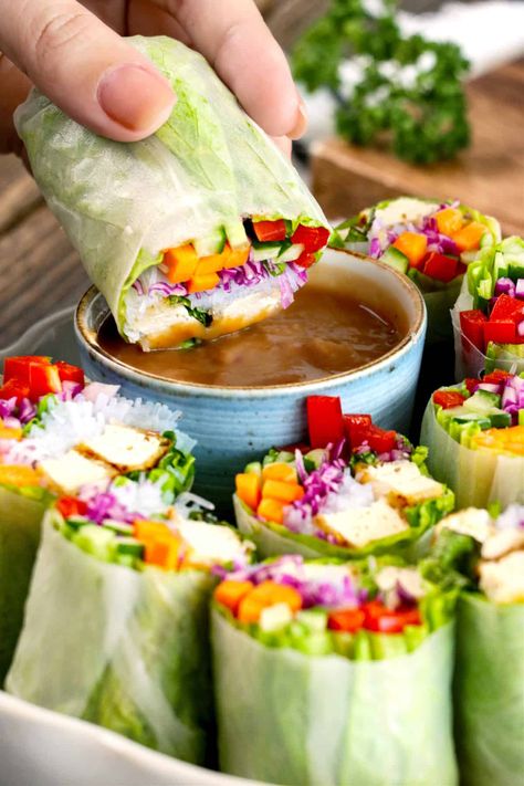 Sommer Mad, Fresh Spring Rolls, Spring Roll Recipe, Spring Rolls, Dipping Sauce, Raw Food Recipes, Asian Recipes, Lettuce, Appetizer Recipes