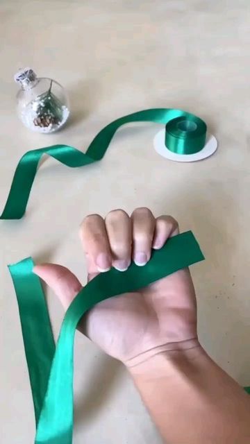 Diy Christmas Bows, Potpourri Stovetop, Homemade Bows, Gift Wrapping Techniques, Creative Gift Wraps, Ribbon Crafts Diy, Gift Wrapping Inspiration, Bows Diy Ribbon, Gifts Wrapping Diy