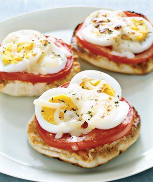 très simple et rapide: toast tomate et oeuf! un petit peu de gruyere le tour est joué! Boiled Egg Recipes, Tomatoes And Mozzarella, Egg Pizza, Hard Boiled Egg Recipes, Egg Benedict, Menu Sarapan Sehat, Telur Rebus, Hard Boiled Egg, Think Food