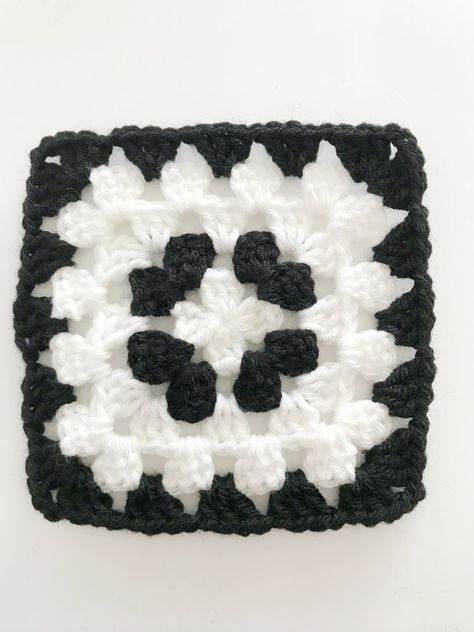 Animal Crochet Granny Squares, Black Crochet Pattern, Granny Square Black And White, Black And White Granny Square, Free Crochet Baby Blanket Patterns, Crochet Baby Blanket Patterns, Free Crochet Baby Blanket, Baby Blanket Patterns, Gilet Crochet