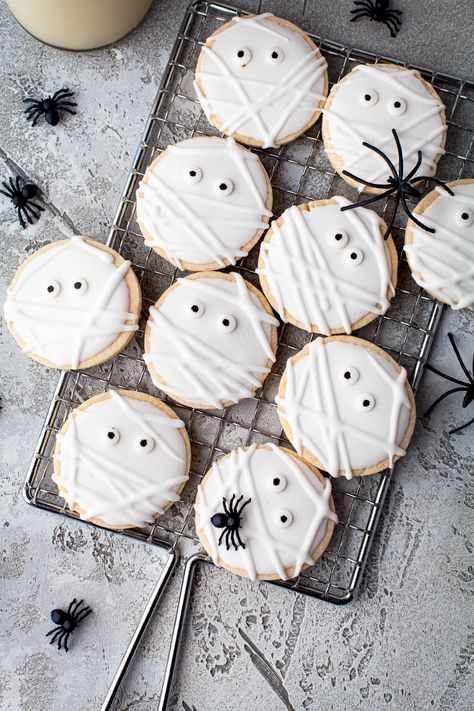 Halloween Cookies Royal Icing Recipe, Shortbread Halloween Cookies, Iced Ghost Cookies, Halloween Flood Icing Cookies, Halloween Cookie Photography, Halloween Biscuits Decorated Cookies, Halloween Cookie Tray, Spooky Chocolate Chip Cookies, Halloween Biscuits Ideas