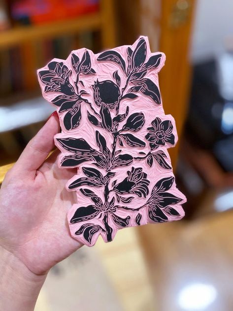 Linocut How To, Print Making Patterns, Linocut Prints On Fabric, Print Carving Ideas, Wood Cut Printmaking, Linoleum Print Ideas Easy, Beginner Linocut, Relief Printing Ideas, Lino Print Ideas Easy