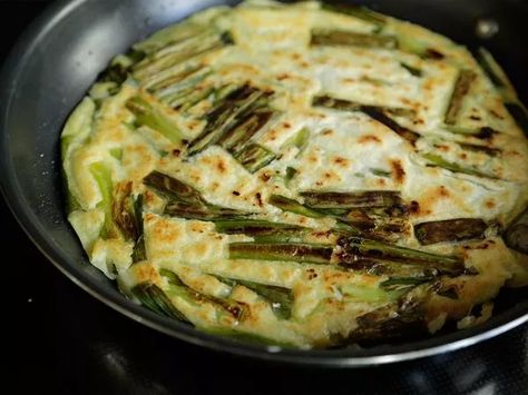 Buchimgaru is the Korean home cook's secret to perfect savory pancakes, great for fast breakfasts and using up leftovers. Korean Vegetable Pancakes, Korean Pancake Mix, Kitchen Cheat Sheets, Korean Pancake, Vegetable Pancakes, Easy Main Dishes, Savory Pancakes, Pancake Mix, Cheat Sheets