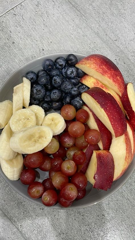 Fruit Plate Aesthetic, Health Food Ideas, Snacks Under 100 Calories, Healthy Lunch Snacks, Under 100 Calories, Portable Snacks, Healthy Food Dishes, Healthy Food Motivation, Think Food