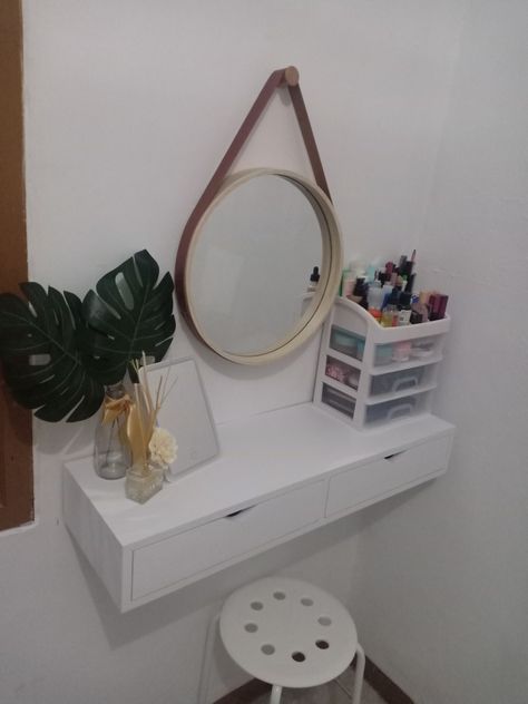 meja rias aesthetic Meja Rias Aesthetic Simple, Dressing Table Minimalist, Meja Rias Aesthetic, Meja Aesthetic, Shelf Dressing Table, Minimalist Dressing Table, Shelf Dressing, Minimalist Dressing, Beauty Place