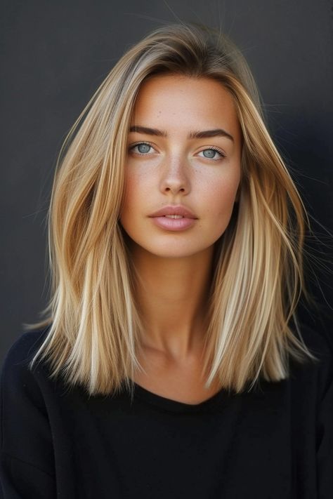 Hair Inspo Summer 2024, Cool Blonde Medium Length Hair, Non Bleach Blonde Hair, Dark Blonde With Money Piece Short, Blonde Hair In Your 40s, Highlight Ideas For Blondes, Emma Lovewell Hair, Sjp Hair Color, Hairstyles For Women In 40s Fine Hair