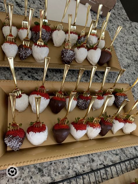 Chocolate Covered Strawberry Display, Chocolate Covered Strawberries Display, Party Reference, Pink Treats, Bridal Shower Menu, Cupcake Tray, Instagram Visual, Fair Food, Strawberry Party