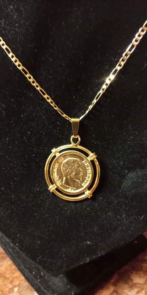 Indian Pendant, Mens Gold Chain Necklace, Pearl Frame, Coin Frame, Gold Coin Jewelry, Golden Coins, Ancient Coin Jewelry, Gold Jewels Design, Sabyasachi Jewellery