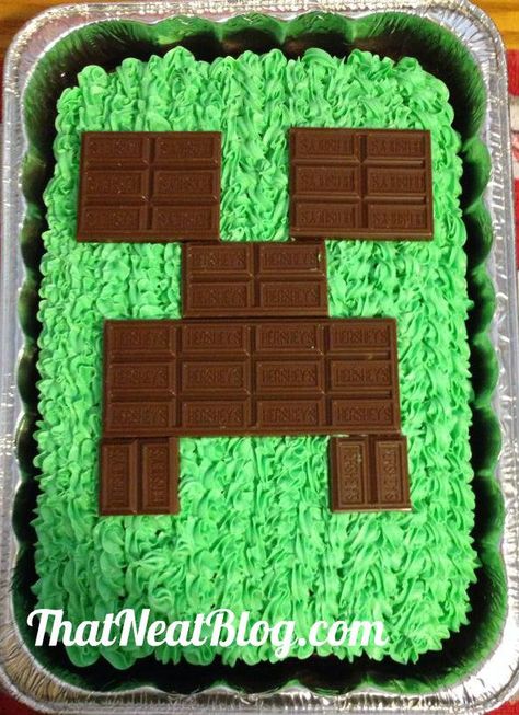 Minecraft cake. Wish i saw this for Bridgette's birthday! Mind Craft Cake Ideas, Diy Minecraft Cake Easy, Minecraft Cake Ideas Easy, Mindcraft Cakes Birthday Boys, Minecraft Cake Ideas Boys, Minecraft Cake Easy Simple, Simple Minecraft Cake, Minecraft Cake Easy, Diy Minecraft Cake