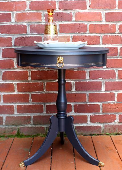 A vintage drum table gets a makeover with paint. virginiasweetpea.com Drum Table Makeover, Side Table Makeover, Drum Table, Best Diy Projects, Diy Garden Furniture, Table Makeover, Refurbished Furniture, Small Table, Furniture Restoration