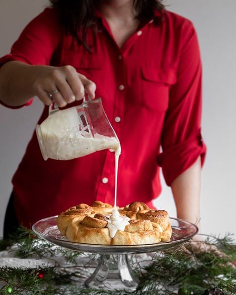 What are your favorite holiday flavors? Eggnog is one of my favorites this time of year. The aroma of nutmeg, vanilla, and maybe a little somethin’ boozy is so festive and so Christmasy to me. Old fashioned and wonderful. I created these Boozy Glazed Eggnog Rolls with all of those flavors and they are such a treat. These would be perfect for Christmas morning and/or holiday brunch parties. (You could totally leave out the booze, in this case bourbon, if it’s not your thing) I’ve been hinting aro Holiday Brunch Party, Eggnog Cinnamon Rolls, Brunch Parties, Holiday Flavors, Sweet Breakfast Treats, Cocoa Recipes, Eggnog Recipe, Holiday Brunch, Rum Cake