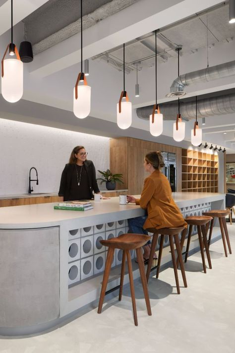 At the breakroom in Banco Itau's Miami LATAM Headquarters, a large concrete-finish island references features of cobogó, a façade element characteristic of Brazilian architecture. Office Kitchen Island, Workplace Cafe, Breakroom Ideas, Office Island, Workplace Kitchen, Break Room Design, Brazilian Architecture, Brazilian Culture, Work Cafe