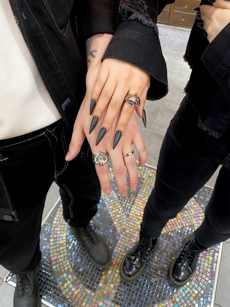 eboy alt emo couple goals matching outcits doc martins rings nails jewlery tiktok trend asia asian korea trendy Rockstar Couple Aesthetic, Emo And Preppy Couple, Alternative Couple, Emo Couple Aesthetic, Alt Couple Aesthetic, Alt Couples, Couples Outfits Matching, Alt Boy, Lauren Jackson