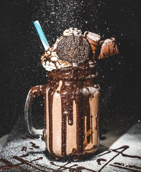 Y'all seen anything this FREAKIN good? Freak Shake goals. Crazy Shakes, Oreo Shake, Oreo Milkshake, Themed Cafes, Sketching Art, Art Drawing Sketch, Chaat Recipe, Food Baby, Food Therapy