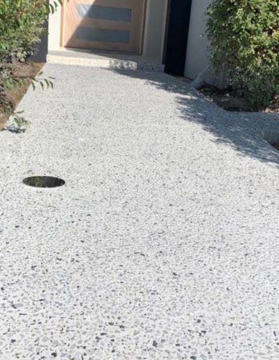 Pebblecrete Driveway, Retro Bungalow, Outdoor Landscape, Outdoor Landscaping, Furniture Outdoor, Driveway, Garden Ideas, Bungalow, New Homes