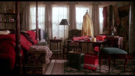 Home Alone House, Recovering Chairs, 80s Bedroom Aesthetic, 80s Bedroom, Home Alone Movie, Traditional Eclectic, Movie Set, 80s Movies, House Inside