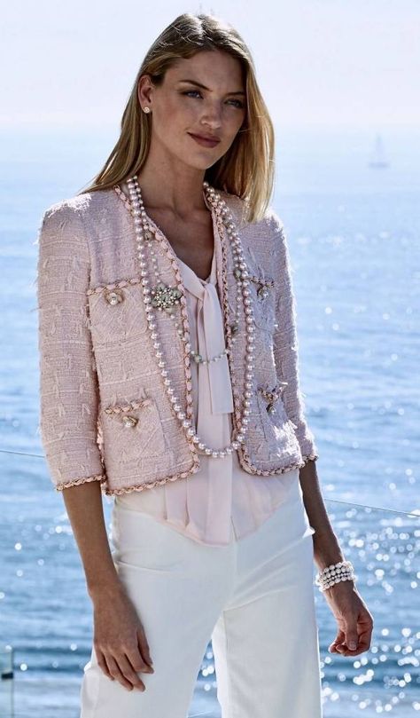 How to wear a Chanel style jacket - Yourstyleover40 EN Tweed Jacket Outfit, Chanel Style Jacket, Mode Chanel, Finding Inspiration, Chanel Jacket, Pink Tweed, Chanel Couture, Moda Chic, Creating Memories