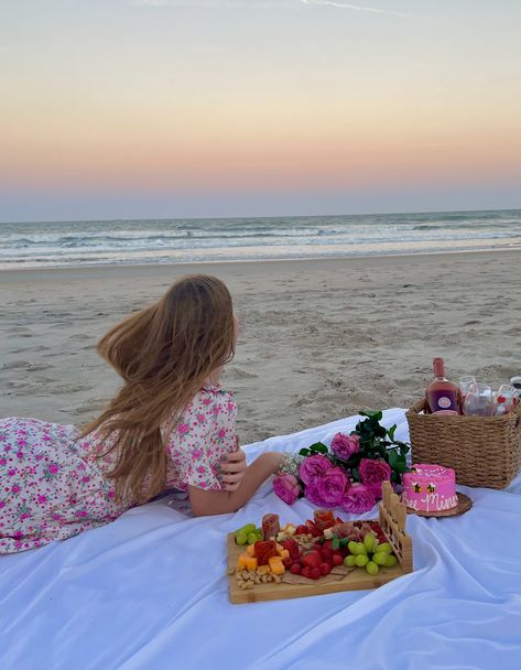 #beach #picnic #pink #flowers #sunset Valentines Beach Picnic, Galentines Beach Picnic, Beach Picnic Pictures, Sunset Picnic Aesthetic, Beach Picnic Photoshoot, Beach Picnic Outfit, Picnic On Beach, Birthday Beach Pictures, Beach Birthday Aesthetic