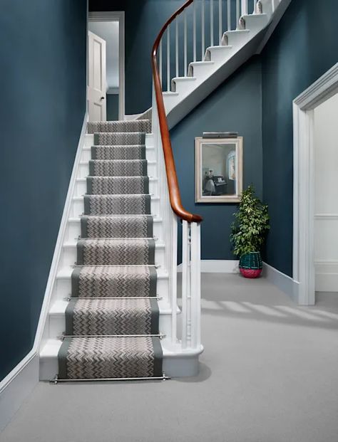 Fabulous colour diamond: corridor & hallway by wools of new zealand, | homify Hallway Colour Ideas, Patterned Stair Carpet, Stairs Colours, Grey Hallway, Hallway Paint, Hallway Colours, Contemporary Staircase, Staircase Ideas, Hallway Designs