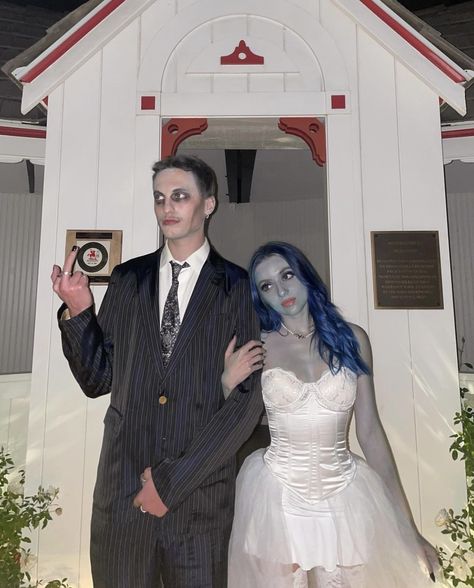 Tim Burton Costumes, Corpse Bride Dress, Bride Dress Up, Halloween Costumes Women Creative, Corpse Bride Costume, Unique Couple Halloween Costumes, Horror Halloween Costumes, Halloween Parejas, Halloween Coustumes