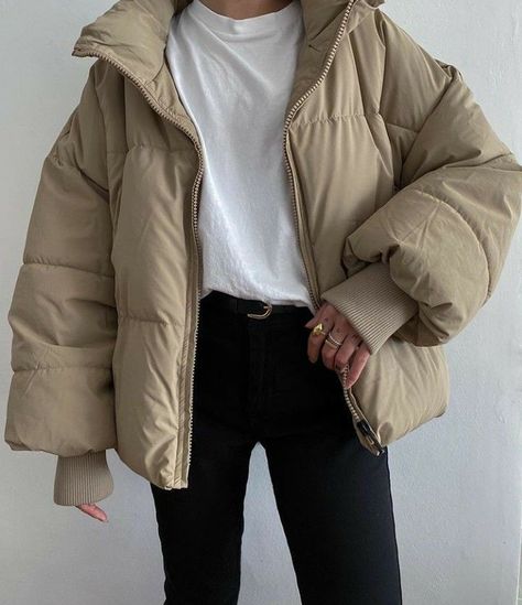 Beige Puffer, Puffer Jacket Outfit, Looks Pinterest, Fashion 90s, Jacket Outfit, Looks Chic, Winter Fits, Mode Inspiration, Looks Style