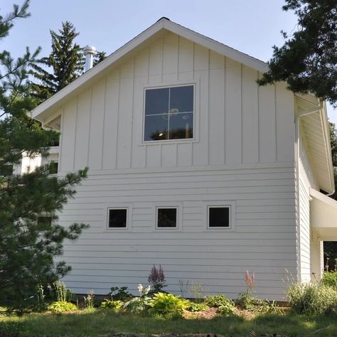 Board And Batten With Horizontal Siding Exterior - Photos & Ideas | Houzz Horizontal Siding Exterior, Board And Batton Siding, White Vinyl Siding, Vinyl Siding House, Horizontal Siding, Siding Styles, Wood Siding Exterior, Board And Batten Exterior, Scandinavian Farmhouse