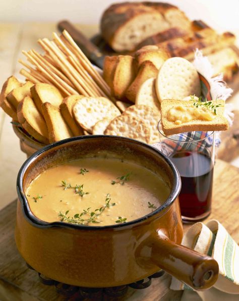 Cheese Sauce For Veggies, Cheese Sauce For Macaroni, Fondue Dinner, Beer Cheese Dip, Cheddar Cheese Sauce, Fondue Party, Cheese Sauce Recipe, Fondue Recipes, Beer Cheese